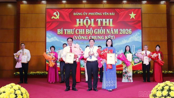 Ban tổ chức trao giải Nhất cho hai thí sinh xuất sắc.