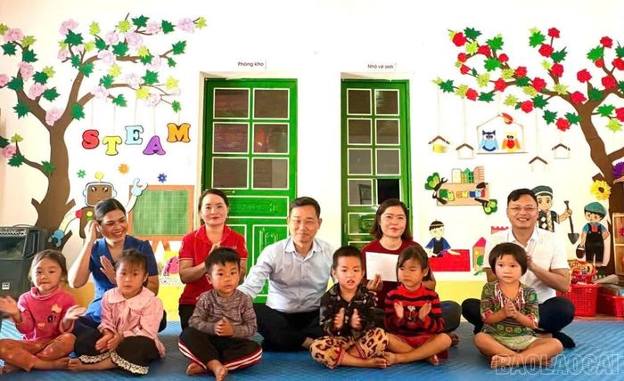 Lãnh đạo xã Bắc Hà thăm, tặng quà học sinh tại các trường học trên địa bàn.