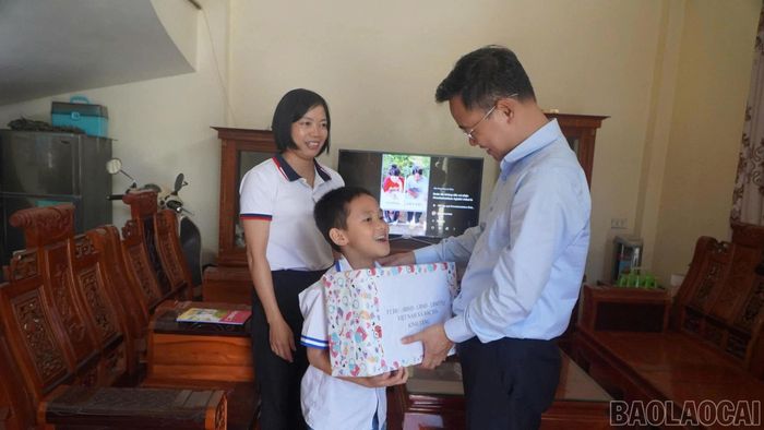 Lãnh đạo xã Bắc Hà trao quà cho trẻ mồ côi, trẻ khuyết tật nhân dịp Trung thu.