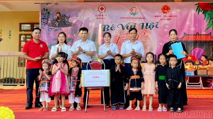 Lãnh đạo xã Cảm Nhân trao quà Trung thu cho học sinh.