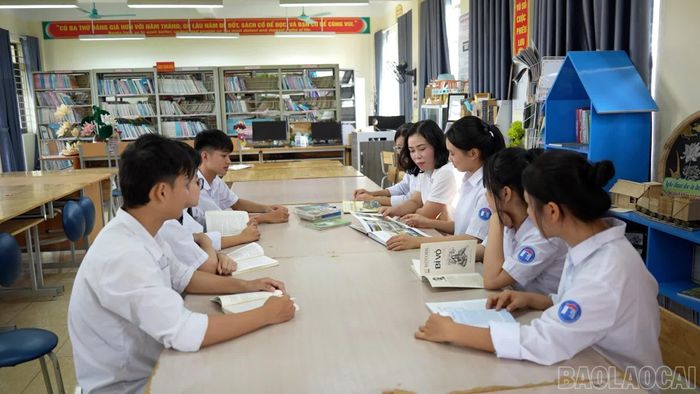  Quỳnh Anh trò chuyện và chia sẻ cảm nhận về sách cùng Bảo Chi và các bạn, khơi dậy niềm yêu thích đọc sách trong học sinh nhà trường. 