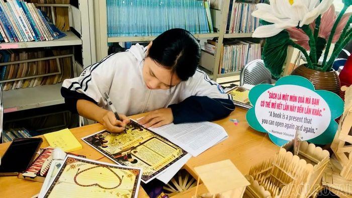 Quỳnh Anh thực hiện bài dự thi chia sẻ về cuốn sách ảnh "Tự hào một dải biên cương".