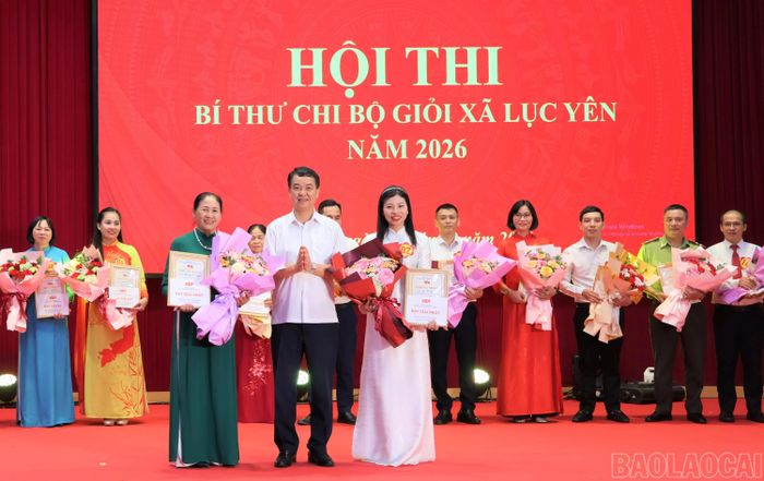 Ban tổ chức trao hai giải nhất cho các thí sinh xuất sắc.