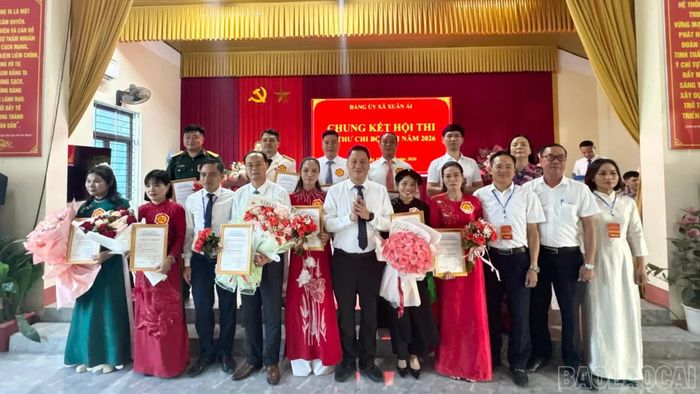 Lãnh đạo xã tặng hoa chúc mừng các thí sinh.