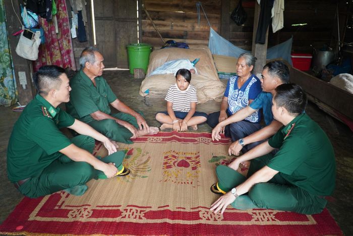 Ông Y Nuăn Niê Kđăm (thứ 2 từ trái qua) thường xuyên gần gũi, nói cho bà con nghe rõ, hiểu đúng về chủ trương của Đảng, pháp luật của Nhà nước, cảnh giác trước các luận điệu xuyên tạc