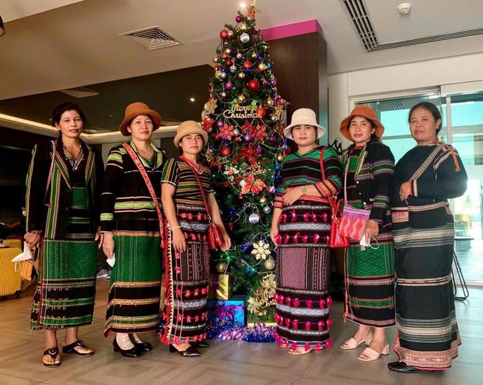 Khi thổ cẩm được mặc, được sử dụng - những giá trị ấy tiếp tục hiện diện trong đời sống