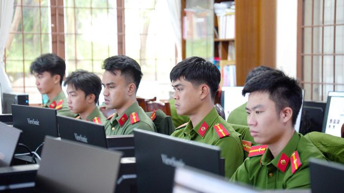 Cán bộ, chiến sĩ Công an Lâm Đồng tập trung rà soát, số hóa dữ liệu lý lịch tư pháp. Ảnh Lê Tiến