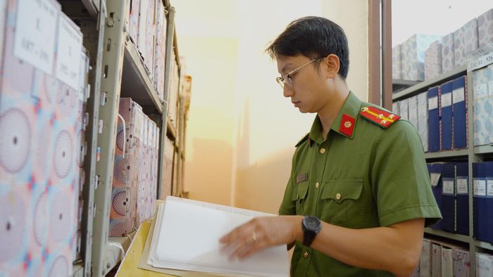 Hồ sơ lưu trữ được rà soát, đối chiếu để chuẩn hóa dữ liệu. Ảnh: Lê Tiến