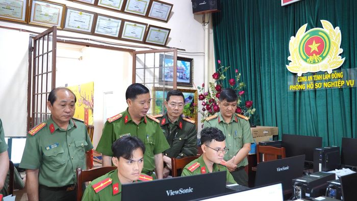 Đại tá Nguyễn Tường Vũ, Phó Giám đốc Công an tỉnh, kiểm tra việc thực hiện chiến dịch làm sạch dữ liệu lý lịch tư pháp. Ảnh: Lê Tiến