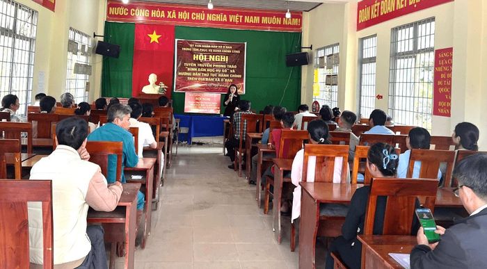 UBND xã D’ran tổ chức Hội nghị tuyên truyền phong trào “Bình dân học vụ số” và hướng dẫn thực hiện thủ tục hành chính cho người dân thôn Hamasing