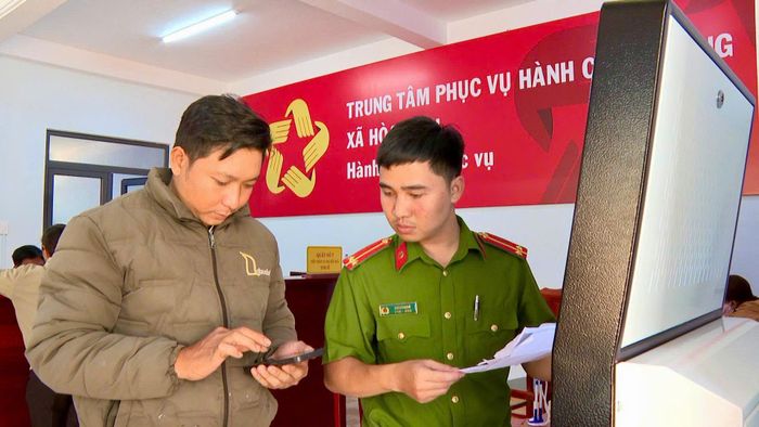 Cán bộ Công an hướng dẫn, hỗ trợ người dân thực hiện thủ tục hành chính