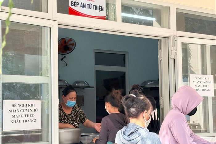 Bệnh nhân và người nhà đến nhận cơm