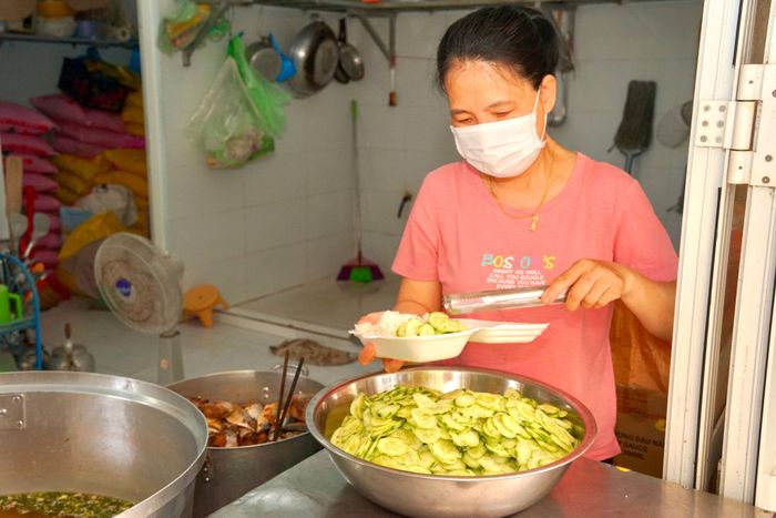 Chị Diệp Thị Mai cùng cô Yến luôn túc trực ở bếp ăn