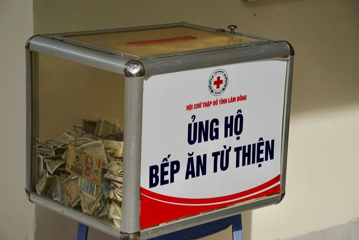 Thùng quyên góp cho bếp ăn