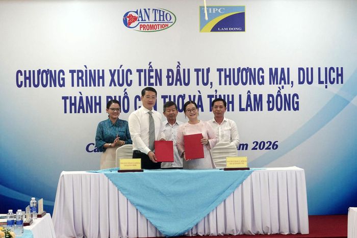 Ông Nghiêm Đình Hiếu, Giám đốc Trung tâm Xúc tiến Đầu tư, Thương mại và Du lịch tỉnh Lâm Đồng và bà Nguyễn Thị Kiều Duyên, Giám đốc Trung tâm Xúc tiến Đầu tư, Thương mại và Du lịch TP Cần Thơ ký kết chương trình hợp tác trên lĩnh vực xúc tiến đầu tư, thương mại, du lịch
