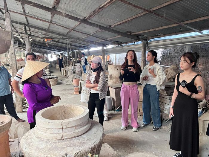 Đoàn khảo sát đã đến tham quan Làng nghề gốm, gạch nung ở Vĩnh Long
