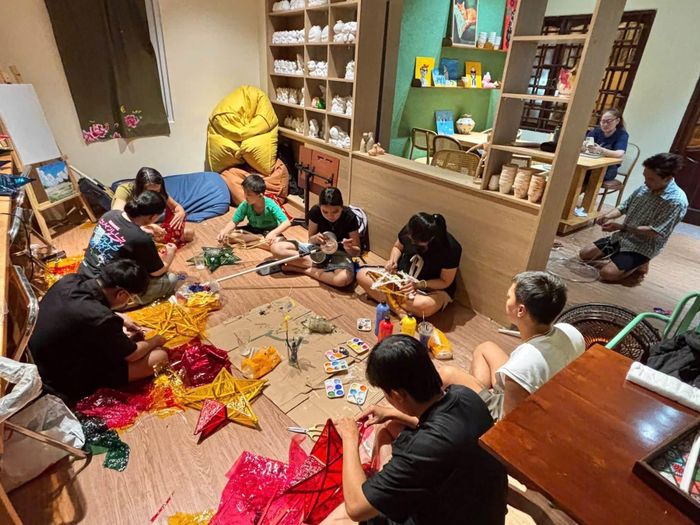 Rất nhiều hội nhóm tự tay làm lồng đèn tặng các em nhỏ vùng sâu, vùng xa