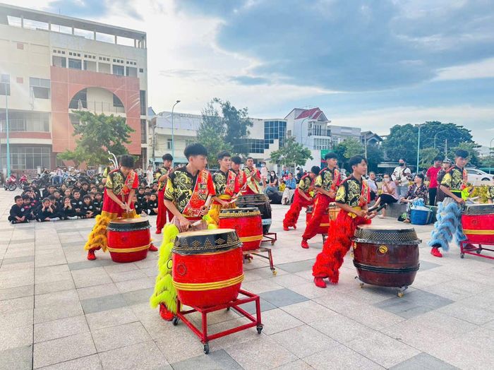 Tiếng trống hội rộn ràng khắp nơi làm không khí của Tết đoàn viên thêm nhộn nhịp