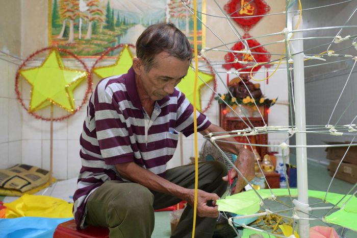 Ông Phạm Quang Phúc gắn bó với nghề làm lồng đèn ở Phan Thiết gần 20 năm