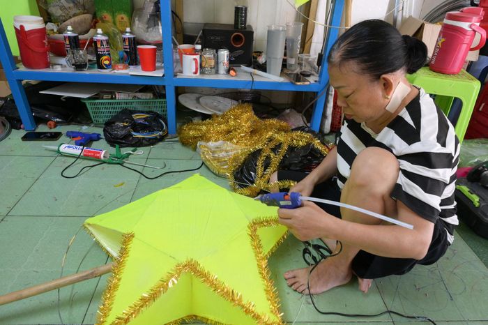 Lồng đèn nhỏ "Sao vàng Đất Việt" đang được các đơn vị gấp rút hoàn thành