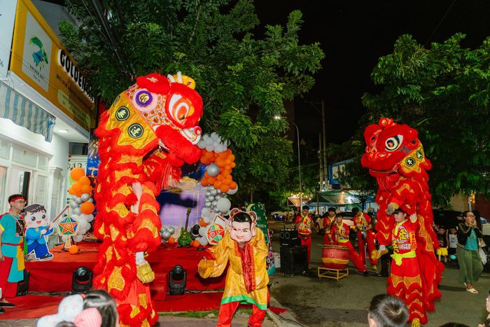 Các đoàn thể, hội nhóm, đơn vị cũng dựng sân khấu tổ chức trung thu cho các em nhỏ