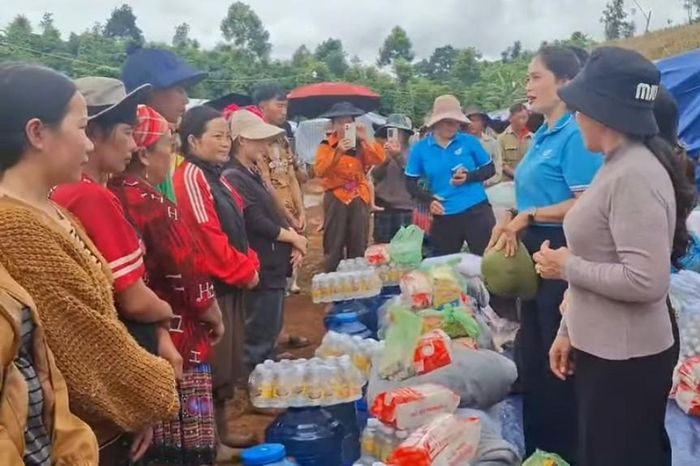 Bà H'Vi ÊBan, Chủ tịch Hội LHPN tỉnh thay mặt đoàn thăm hỏi, động viên bà con