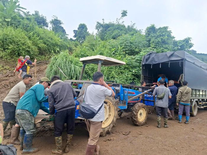 Vận chuyển nước, nhu yếu phẩm đến khu vực bà con sơ tán