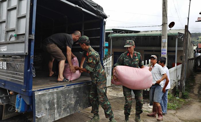 Lực lượng chức năng Lâm Đồng triển khai các phương án ứng phó, hỗ trợ người dân di dời tài sản ra vùng nguy hiểm trong mùa mưa bão năm 2025 (Ảnh tư liệu)