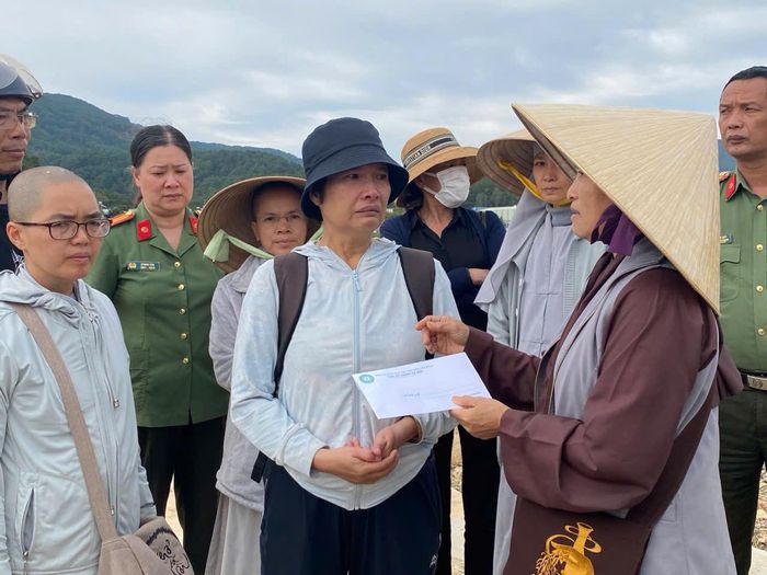 Những phần quà nghĩa tình luôn đến kịp thời hỗ trợ người dân gặp khó khăn, bão lũ do Ban Từ thiện xã hội - Ban Trị sự Giáo hội Phật giáo tỉnh phối hợp với Công an tỉnh thực hiện