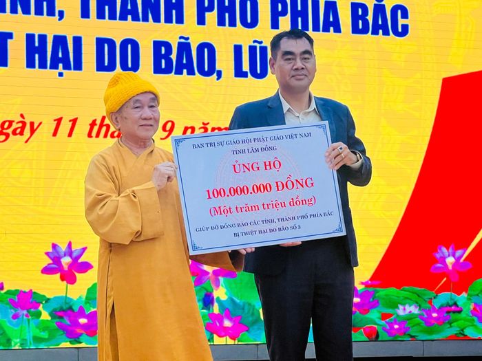 Hòa thượng Thích Thanh Tân, Ủy viên Hội đồng Trị sự Trung ương Giáo hội Phật giáo Việt Nam, Phó Trưởng Ban Thường trực Ban Trị sự Giáo hội Phật giáo Việt Nam tỉnh Lâm Đồng trao ủng hộ 100 triệu đồng giúp đỡ đồng bào bị thiệt hại do bão