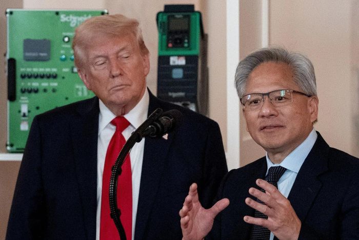 Tổng thống Trump và Jensen Huang có chung quan điểm trong cuộc đua AI. Ảnh: Bloomberg.