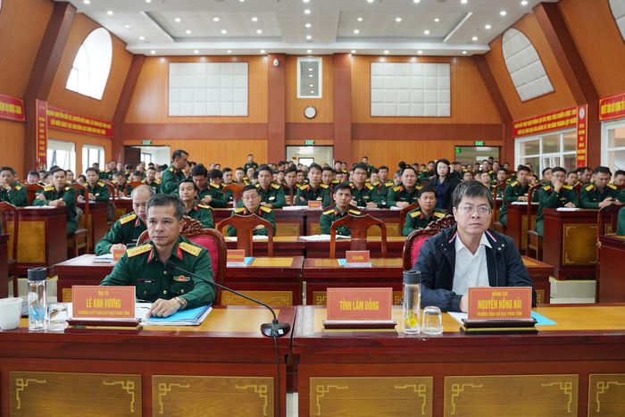 Ủy viên Ban Thường vụ Tỉnh ủy, Phó Chủ tịch Thường trực UBND tỉnh Lâm Đồng Nguyễn Hồng Hải (bên phải) cùng đại tá Lê Anh Vương, Phó Chỉ huy trưởng kiêm Tham mưu trưởng Bộ Chỉ huy Quân sự tỉnh dự hội nghị