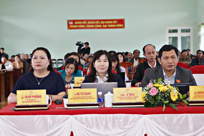 Dự hội nghị có ông K’ Mák, Ủy viên Ban Thường vụ Tỉnh ủy, Phó Chủ tịch HĐND tỉnh (bên phải ngoài cùng); bà Hà Thị Hạnh, Ủy viên Ban Thường vụ Tỉnh ủy, Phó Chủ tịch Ủy ban MTTQ Việt Nam tỉnh (ngồi giữa) và bà Tạ Bố Phượng, Bí thư Đảng ủy xã Quảng Lập