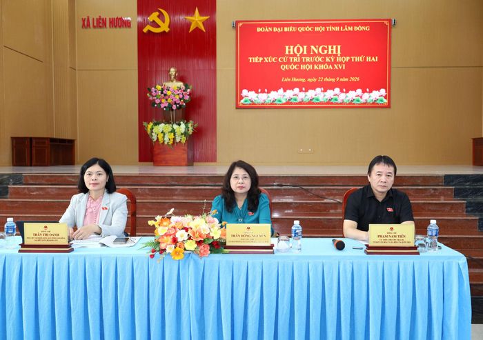 Bà Trần Hồng Nguyên (giữa), Phó Chủ nhiệm Ủy ban Pháp luật và Tư pháp của Quốc hội; ông Phạm Nam Tiến (ngoài cùng bên phải), Ủy viên chuyên trách Ủy ban Văn hóa và Xã hội của Quốc hội; bà Trần Thị Oanh (ngoài cùng bên trái) tại buổi tiếp xúc cử tri xã Liên Hương