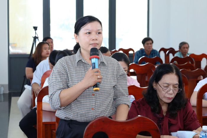 Bà Đặng Thị Ngọc Hiệp, cử tri xã Liên Hương kiến nghị tại buổi tiếp xúc cử tri