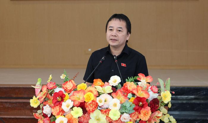 Đại biểu Phạm Nam Tiến, Ủy viên chuyên trách Ủy ban Văn hóa và Xã hội của Quốc hội báo cáo nội dung cử tri quan tâm tại buổi tiếp xúc
