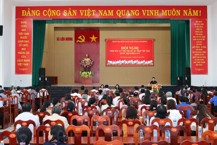 Quang cảnh buổi tiếp xúc cử tri