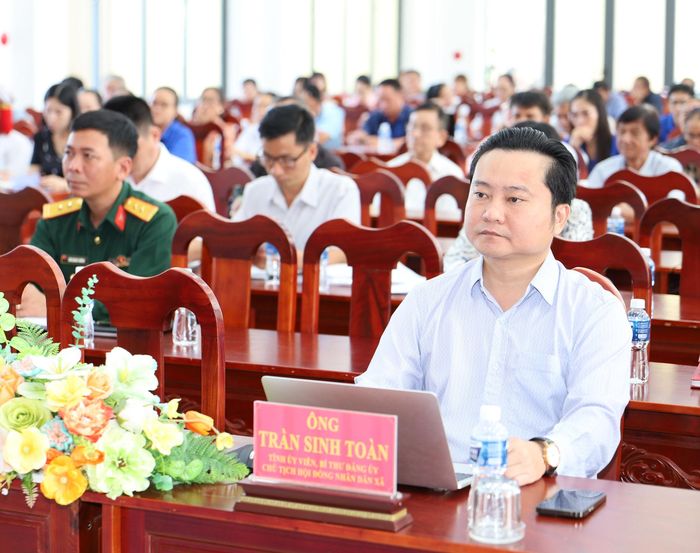 Tỉnh ủy viên, Bí thư Đảng ủy, Chủ tịch HĐND xã Liên Hương Trần Sinh Toàn dự buổi tiếp xúc cử tri