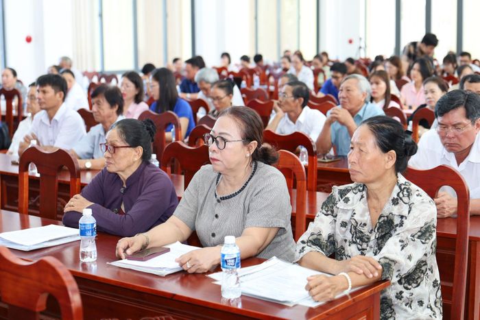 Cử tri tham gia buổi tiếp xúc