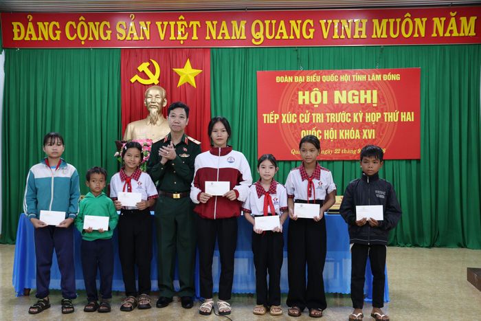 ĐBQH Phạm Đức Hoài tặng quà cho học sinh có hoàn cảnh khó khăn của xã Quảng Sơn
