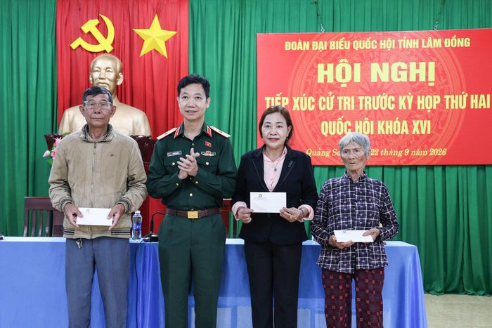 ĐBQH Phạm Đức Hoài tặng quà cho gia đình chính sách