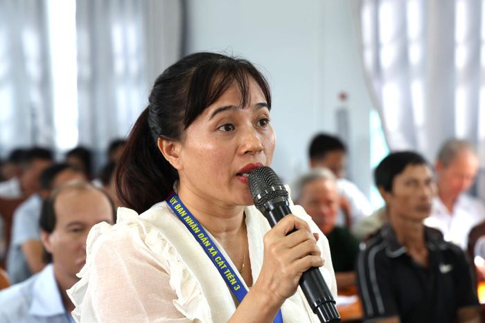 Cử tri Nguyễn Thị Loan, cán bộ Phòng Văn hóa - Xã hội xã Cát Tiên nêu 3 ý kiến về bổ sung công chức cho đội ngũ cán bộ xã