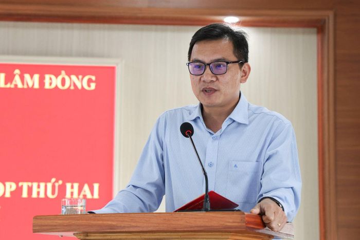 Ông Trần Anh Tuấn, Phó Giám đốc Sở Xây dựng trả lời câu hỏi của cử tri