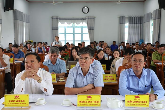 Lãnh đạo địa phương và cử tri tham dự tại hội nghị