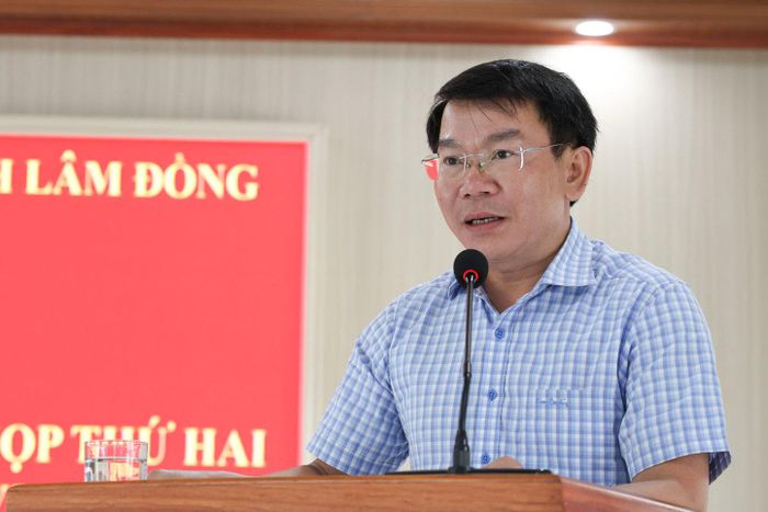 Ông Trần Văn Diêu, Phó Giám đốc Sở Nông nghiệp và Môi trường trả lời câu hỏi của cử tri
