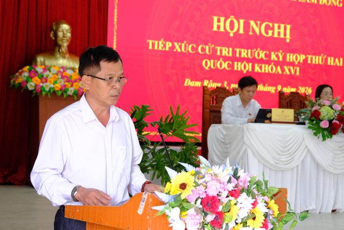 Ông Võ Văn Cường, Giám đốc Điện lực Đam Rông phát biểu, giải đáp các kiến nghị của cử tri
