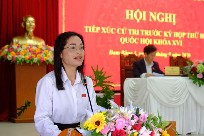 Đại diện Đoàn ĐBQH, bà Cil Bri, Phó Giám đốc Sở Dân tộc và Tôn giáo tỉnh Lâm Đồng thông tin đến cử tri kết quả Kỳ họp không thường lệ lần thứ nhất và dự kiến nội dung, chương trình Kỳ họp thứ 2, Quốc hội khóa XVI