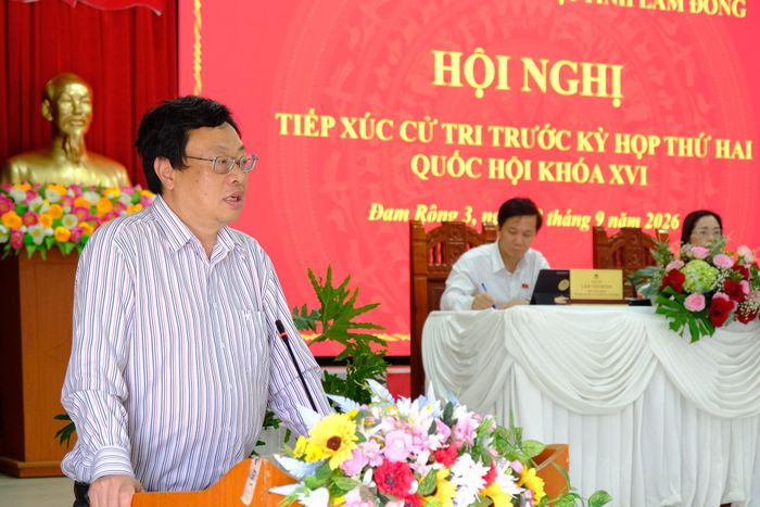 Ông Nguyễn Thanh Chương, Phó Giám đốc Sở Xây dựng Lâm Đồng phát biểu, giải trình các kiến nghị cử tri