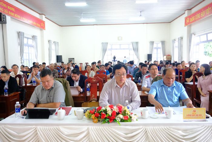 Lãnh đạo các sở, ngành và địa phương tham dự buổi tiếp xúc cử tri