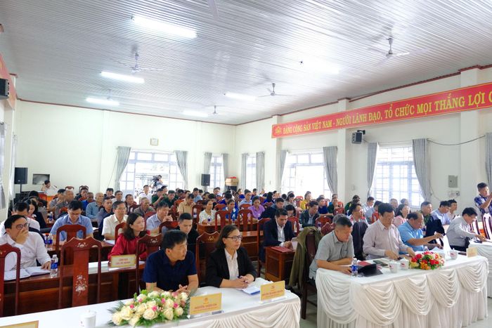 Quang cảnh buổi tiếp xúc cử tri